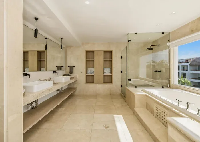 Luxury Penthouse With Oasis Private Rooftop Apartment