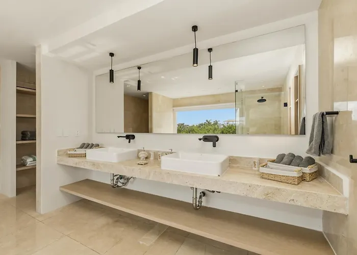 Luxury Penthouse With Oasis Private Rooftop Apartment *