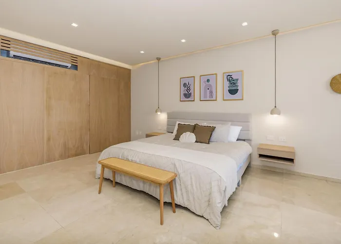 Luxury Penthouse With Oasis Private Rooftop Apartment *