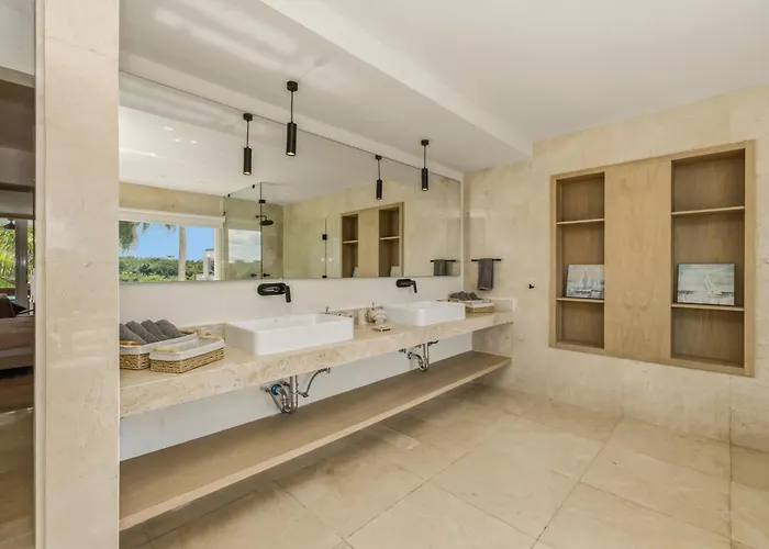 Luxury Penthouse With Oasis Private Rooftop Apartment